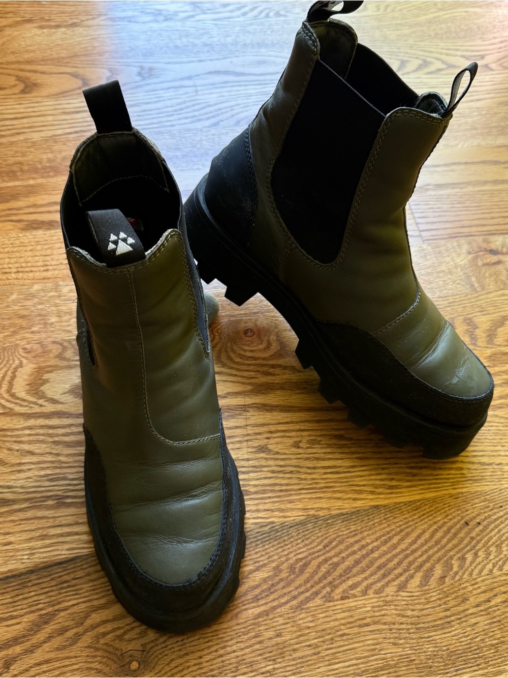 Cougar Shani Chelsea Boots in Olive Green and Black size 8